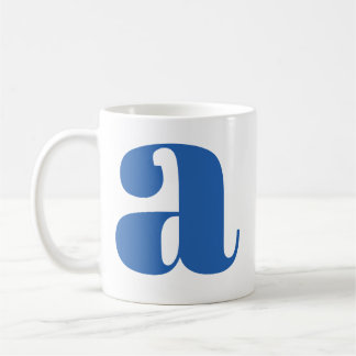 Moderne monogram initiaal in periwinkle koffiemok