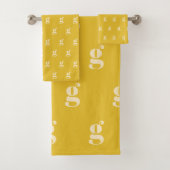Moderne monogram Initiaal Letter Pastel Yellow Cre Bad Handdoek (Insitu)