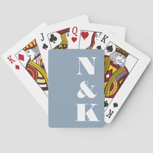 Moderne monogram Initialen Dusty Blue Custom Weddi Pokerkaarten (Achterkant)