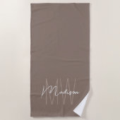 Moderne Monogram Naam Script Taupe Strandlaken (Voorkant)