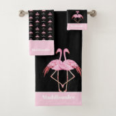 Moderne monogram naam zwarte roze flamingo Bath To Bad Handdoek (Insitu)