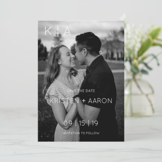 Moderne Monogram Save the Date (Staand voorkant)