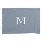 Moderne Monogrammed Solid Dusty Blue Kussensloop (Voorkant-Rechts)