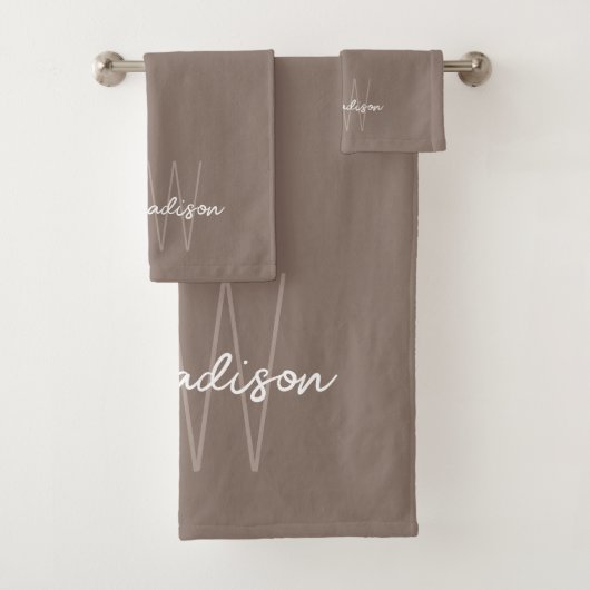 Moderne Monogramnaam Script Taupe Bad Handdoek (Insitu)