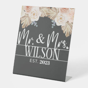 Moderne Mr & Mrs. Vast Bohemian Wedding Reclamebord Met Voetstuk