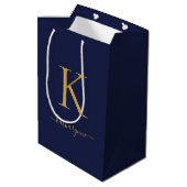 Moderne Navy Blauwe Gouden Monogram Naam Medium Cadeauzakje (Achterkant Gekanteld)