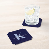 Moderne Navy Blauwe Script Monogram Kartonnen Onderzetters (Insitu)