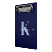 Moderne Navy Blauwe Script Monogram Mini Klembord (Angled2)