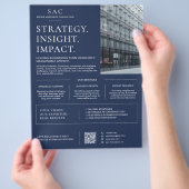 Moderne Navy Blue QR Code Professionele Consultant Flyer (Hand)