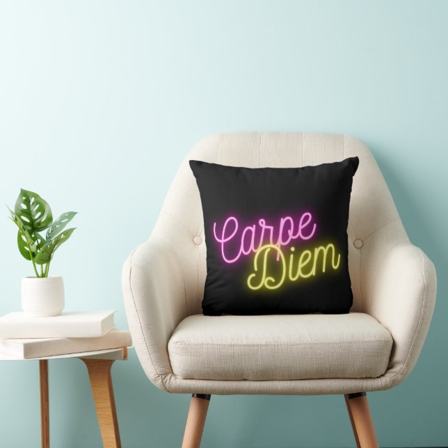 Moderne Neon Carpe Diem Word Art Kussen (Stoel)