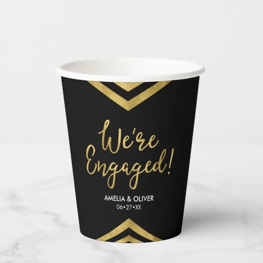Moderne Nep Gouden Chevron We're Engaged Verloving Papieren Bekers (Voorkant)