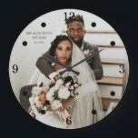 Moderne Nouveaux mariés Photo Grande Horloge<br><div class="desc">Une horloge mariage moderne chic murale photo avec date établie et nom. Simple et minimaliste. Ajoutez votre propre photo de mariage. Remplacez simplement l'échantillon de photo par votre propre photo mariage.</div>