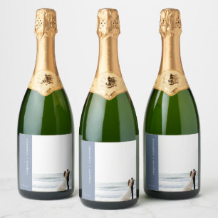 Moderne op maat gemaakte bruiloftsfoto met bruisen sparkling wijnetiket