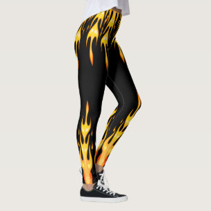 Moderne oranje gele vuur vlammen op zwart leggings