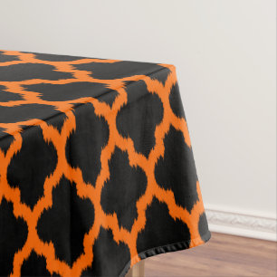 Moderne Oranje Marokkaanse Quatrefoil op zwart Tafelkleed