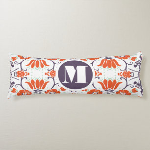 Moderne Oranje monogram en Paarse  bloemen Lichaamskussen