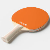 Moderne oranje & witte monogram naam tafeltennisbatje (Voorkant Gekanteld)