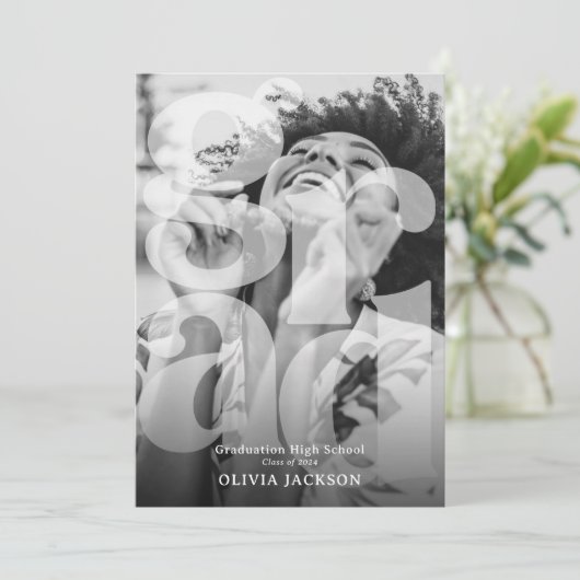 Moderne Overlay Lettering AFSTUDEERDER Foto Afstud Aankondiging (Staand voorkant)