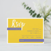 Moderne paarse bruiloft met een minimum RSVP kaartje (Staand voorkant)