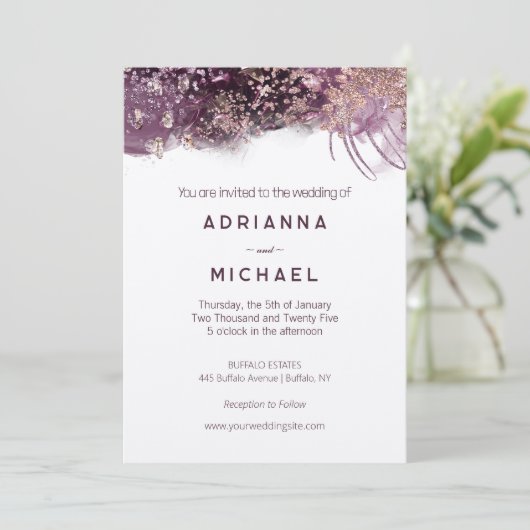 Moderne Paarse & gouden bruiloft uitnodiging (Staand voorkant)