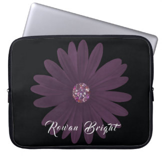 Moderne paarse maaltijd op zwart laptop sleeve