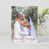 Moderne Pas getrouwd Foto Rood Script Elegant Chri Feestdagenkaart (Staand voorkant)