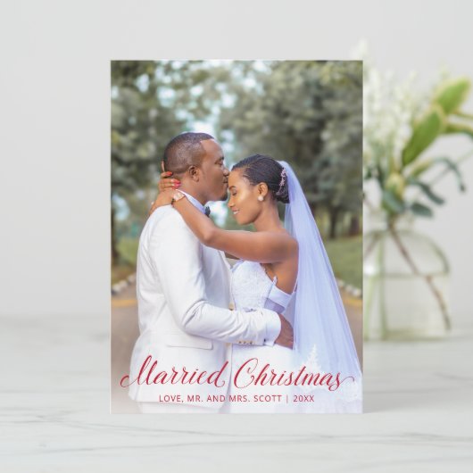 Moderne Pas getrouwd Foto Rood Script Elegant Chri Feestdagenkaart (Staand voorkant)