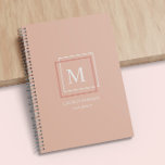 Moderne Pastel Monogram Peach Planner personnalisé<br><div class="desc">Planificateur personnalisé avec une belle palette de couleurs pastel avec un monogramme personnalisé et un design géométrique. Ce design est offert sur différentes options de couleurs arrière - plans que vous pouvez trouver dans une collection "Pastel Modern Monogram Business" dans notre magasin.</div>