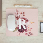 Moderne Pastel Rose & Flore Rouge Avec Initiale<br><div class="desc">Le Moderne Pastel Rose & Rouge Floral avec le design Initial est une combinaison visuellement étonnante et sophistiquée de teintes pastel rose doux et des tons rouges vibrants. Au centre du design se trouve une initiale personnalisable, ajoutant une touche personnelle à l'esthétique globale. La première est audacieuse et proéminente, se...</div>