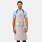 Moderne Pastel Roze Inhale Exhale Quote Schort (Gedragen)