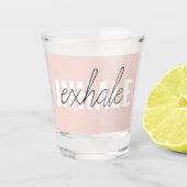 Moderne Pastel Roze Inhale Exhale Quote Shot Glas (Voorkant)
