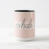 Moderne Pastel Roze Inhale Exhale Quote Tweekleurige Koffiemok (Center)