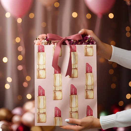 Moderne pastroze en rode lipstick, meisje groot cadeauzakje