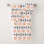 Moderne Peach Grey Circle Dot Bad Handdoek (Insitu)