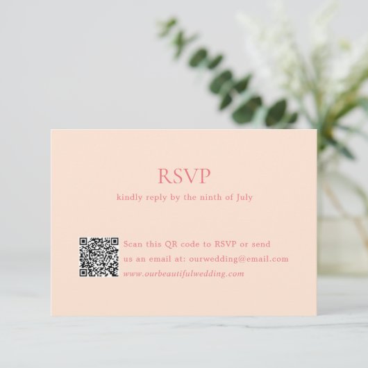 Moderne Peach QR Code Elegante bruiloft RSVP Kaartje (Staand voorkant)