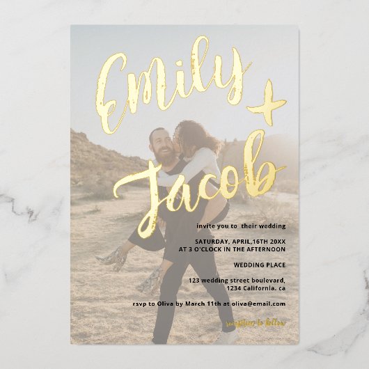 Moderne penseelnamen script witte foto's bruiloft folie uitnodiging (Voorkant)