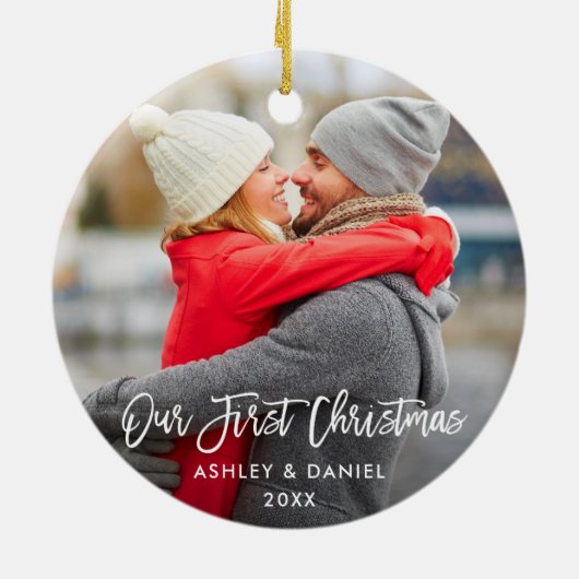 Moderne penseelscript Ons eerste kerstpaar Keramisch Ornament (Achterkant)