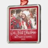 Moderne penseelscript ons eerste kerstpaar rood metalen ornament (Links)