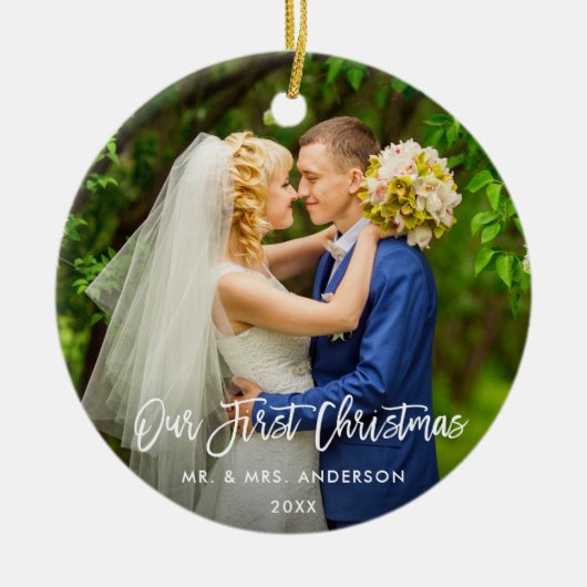 Moderne penseelscript onze eerste kerstbruiloft keramisch ornament (Voorkant)