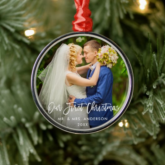 Moderne penseelscript onze eerste kerstbruiloft metalen ornament (Boom)