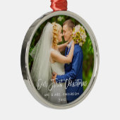 Moderne penseelscript onze eerste kerstbruiloft metalen ornament (Rechts)