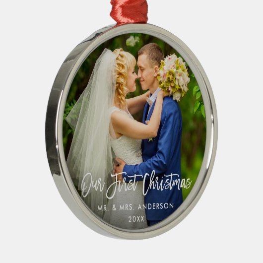 Moderne penseelscript onze eerste kerstbruiloft metalen ornament (Rechts)