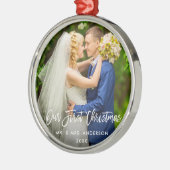 Moderne penseelscript onze eerste kerstbruiloft metalen ornament (Links)