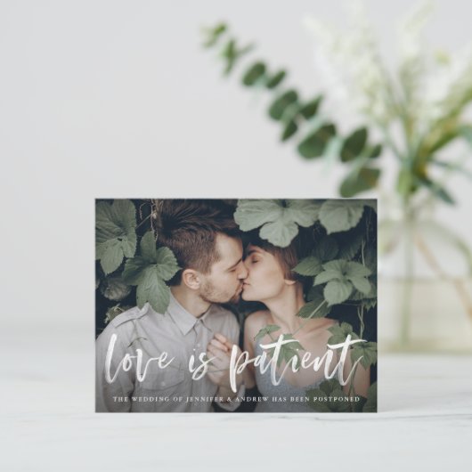 Moderne penseelscriptliefde is het uitstellen van aankondigingskaart (Staand voorkant)