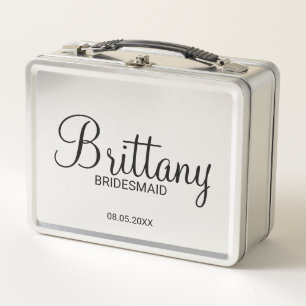 Moderne persoonlijke bridesmaïden met metalen doos