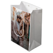 Moderne persoonlijke fotobruiloft medium cadeauzakje (Voorkant Gekanteld)