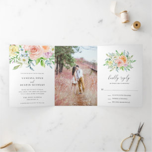 Moderne Perzik Bloemen Elegante Bruiloft Drieluik Uitnodiging