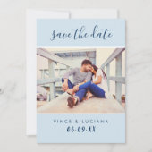 Moderne poederblauwe script foto bruiloft save the date (Voorkant)