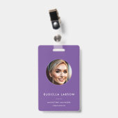 Moderne professionele pasfoto met paarse QR-code v Badge (Voorzijde met clip)