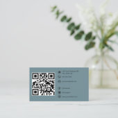 Moderne QR Code Custom Social Media Hazy Blauwgroe Visitekaartje (Staand voorkant)